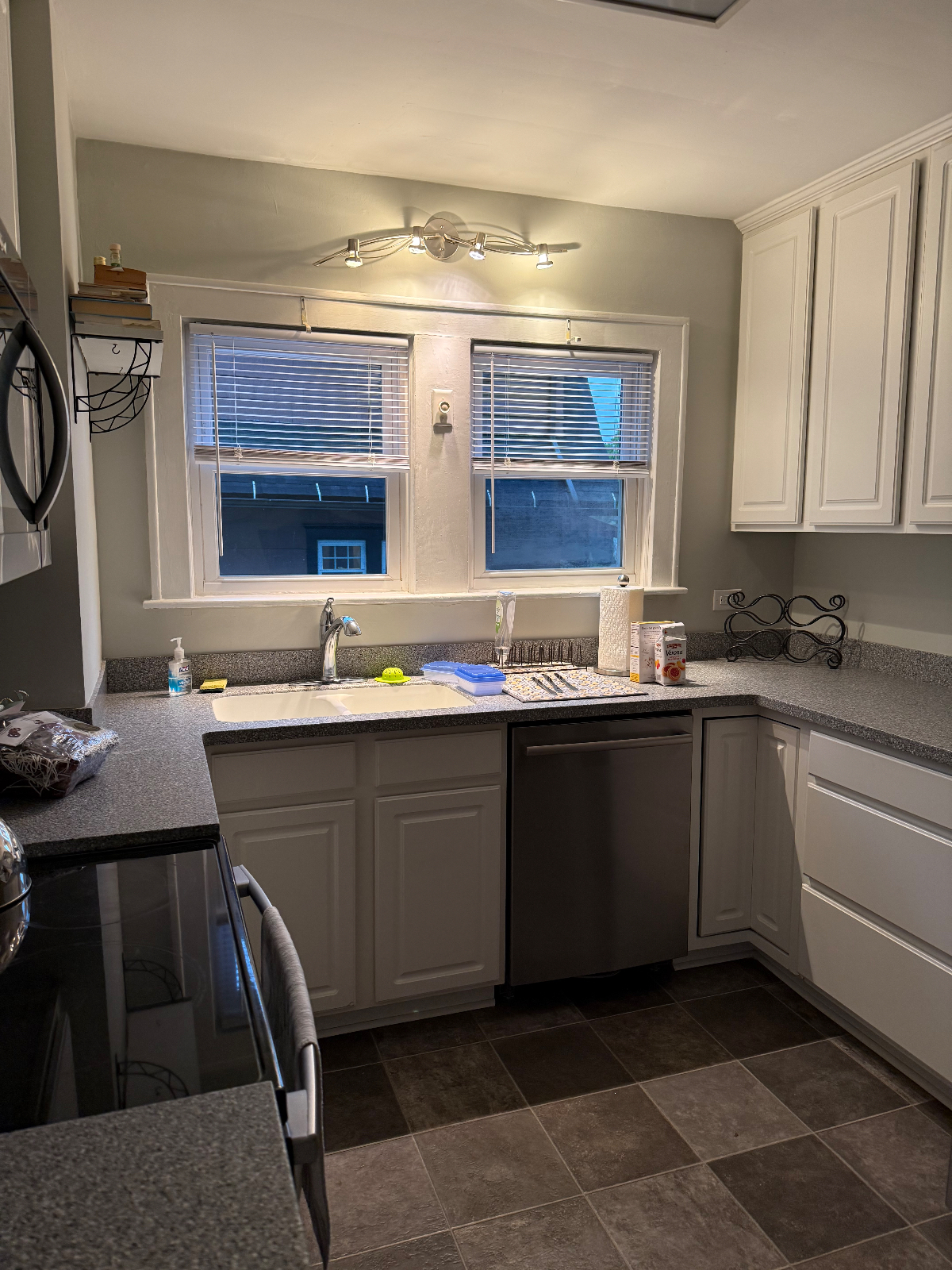 Beautiful Professional Duplex! Comfortable, convenient and relaxing. Close to hospitals and universi - Photo 10
