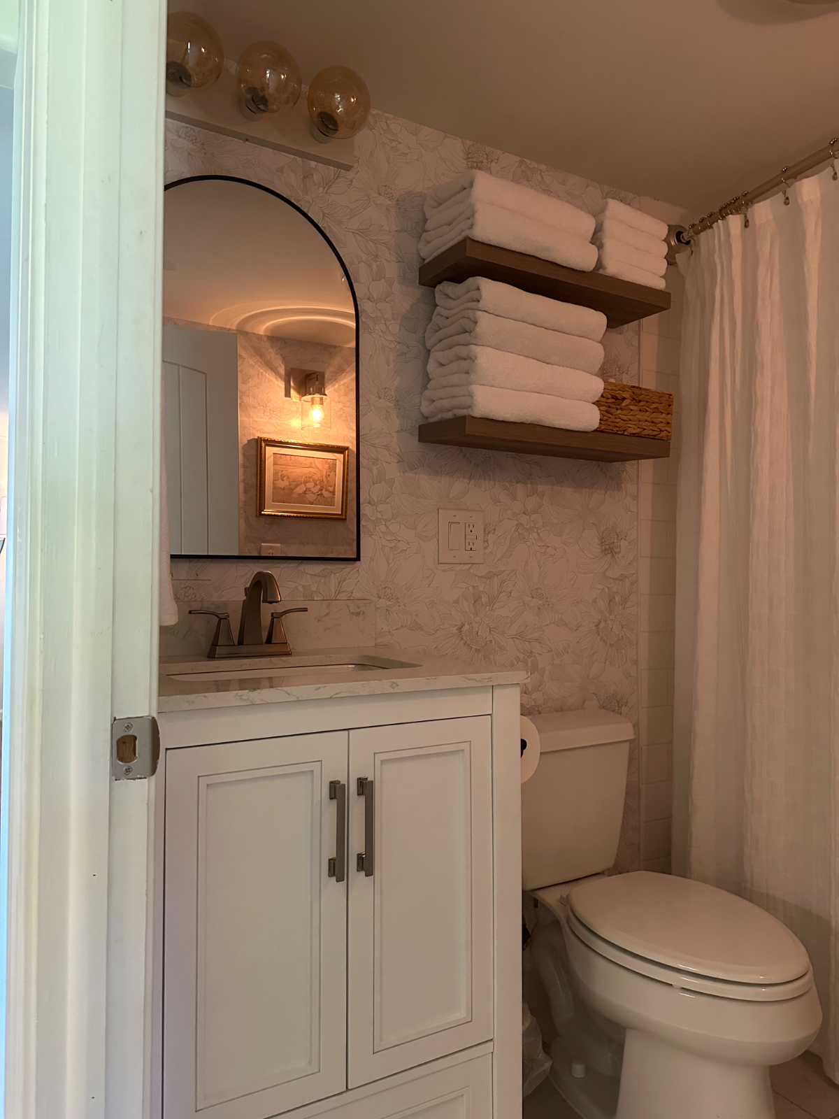 Charming Apartment close to WYNN/Utica Aud. - Photo 2