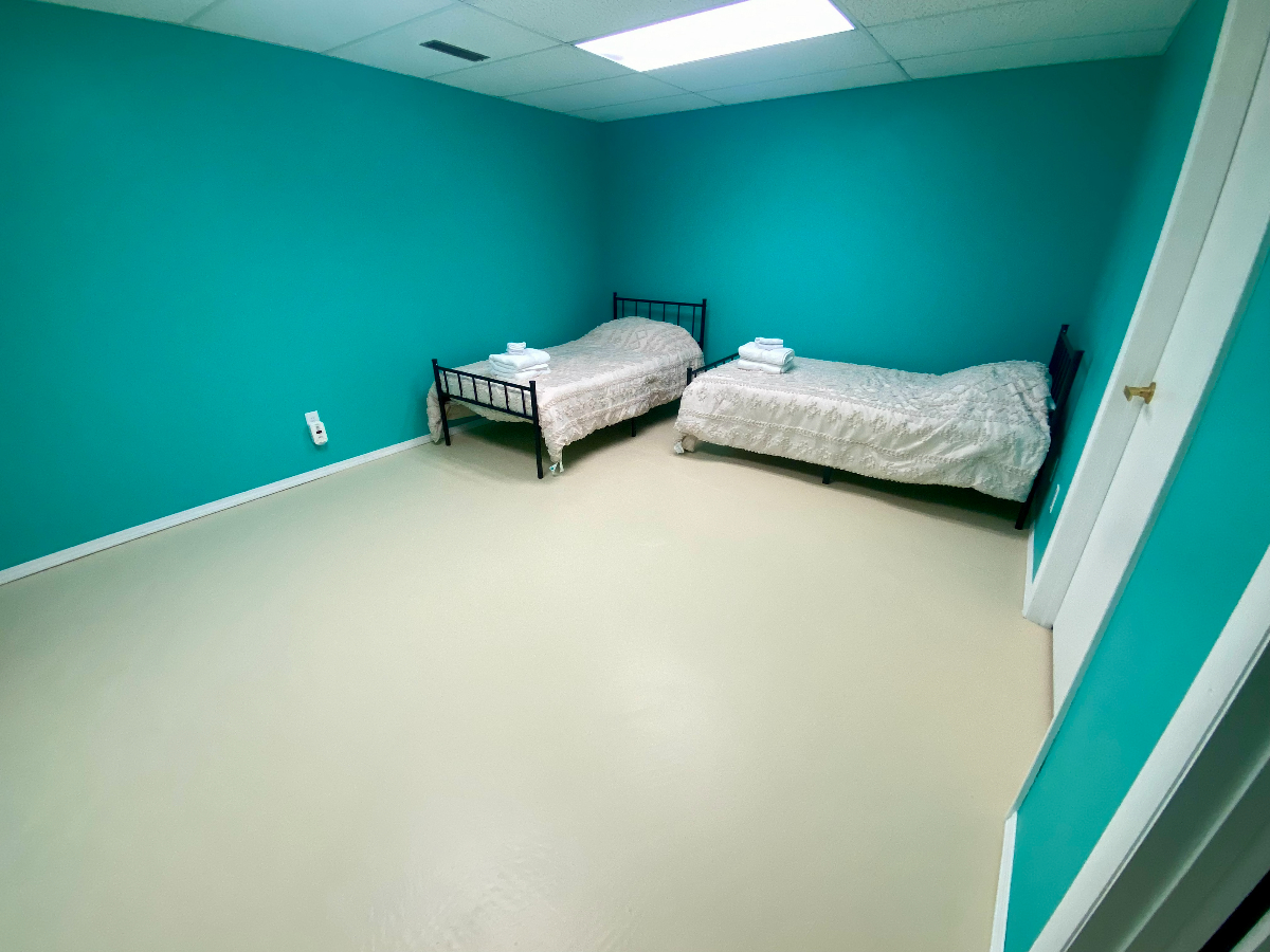 Teal Townhouse Near the Hospital - Photo 7