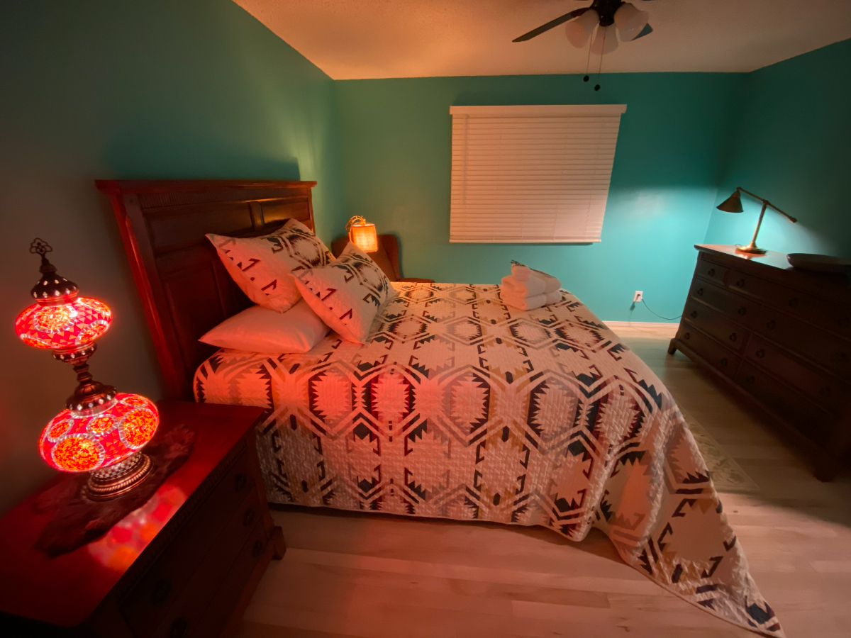 Teal Townhouse Near the Hospital - Photo 8