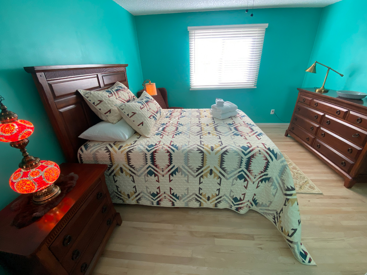 Teal Townhouse Near the Hospital - Photo 10