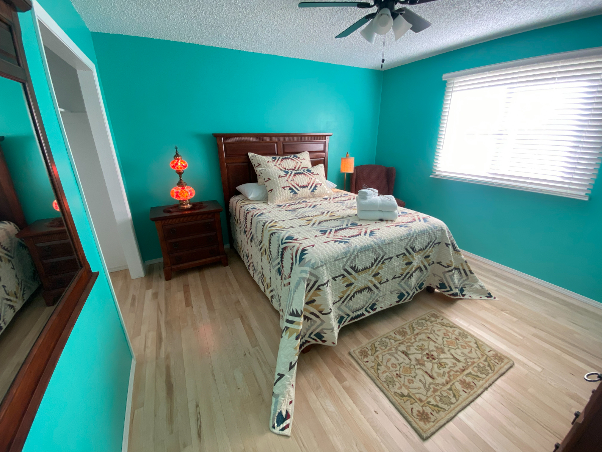 Teal Townhouse Near the Hospital - Photo 11