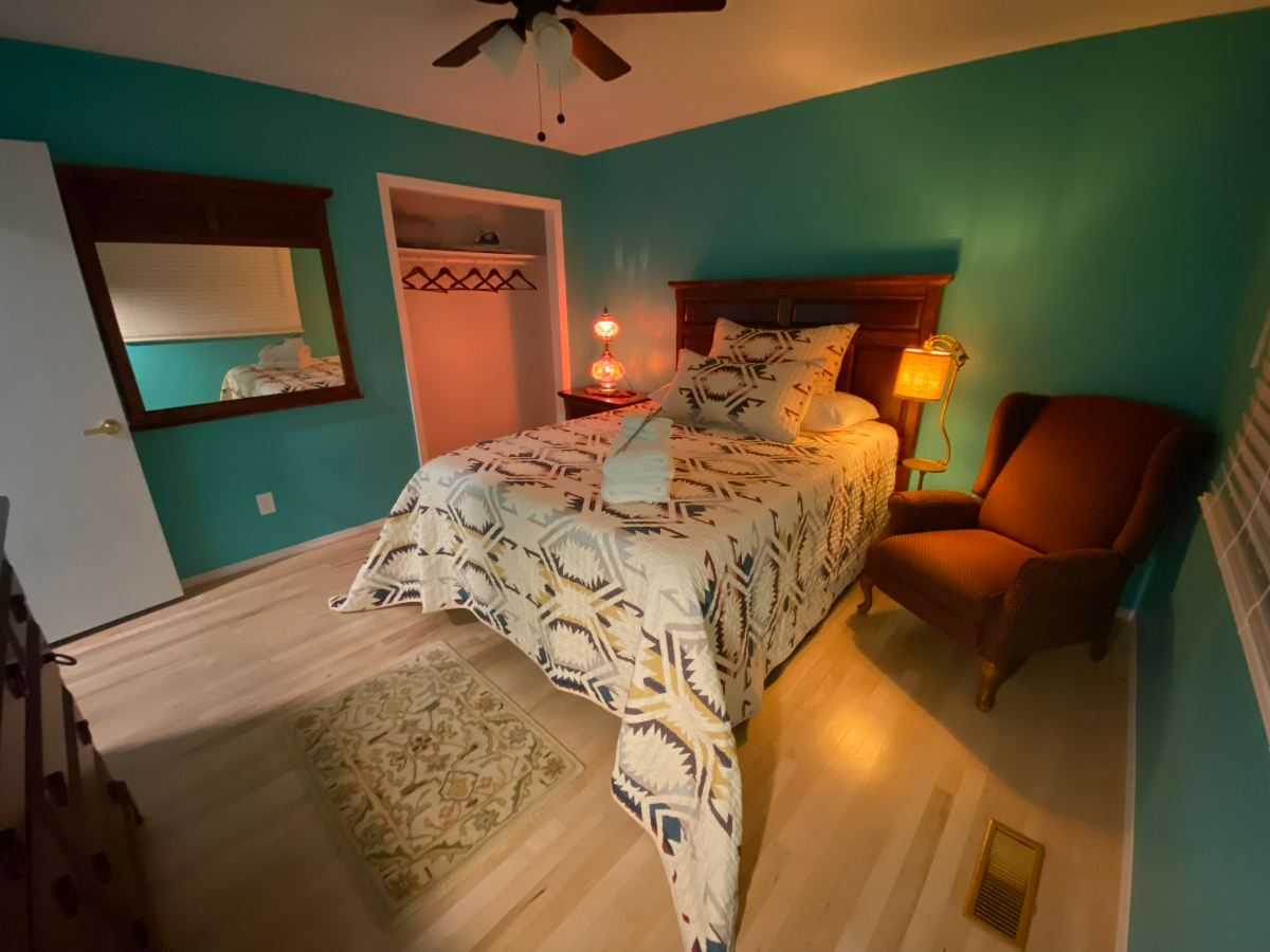 Teal Townhouse Near the Hospital - Photo 12