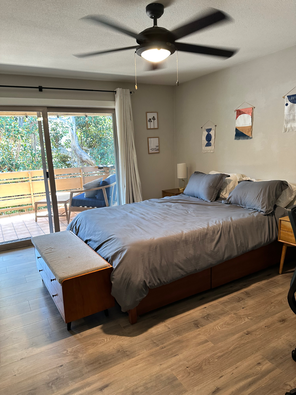 Lovely corner unit with spacious patio - Photo 2