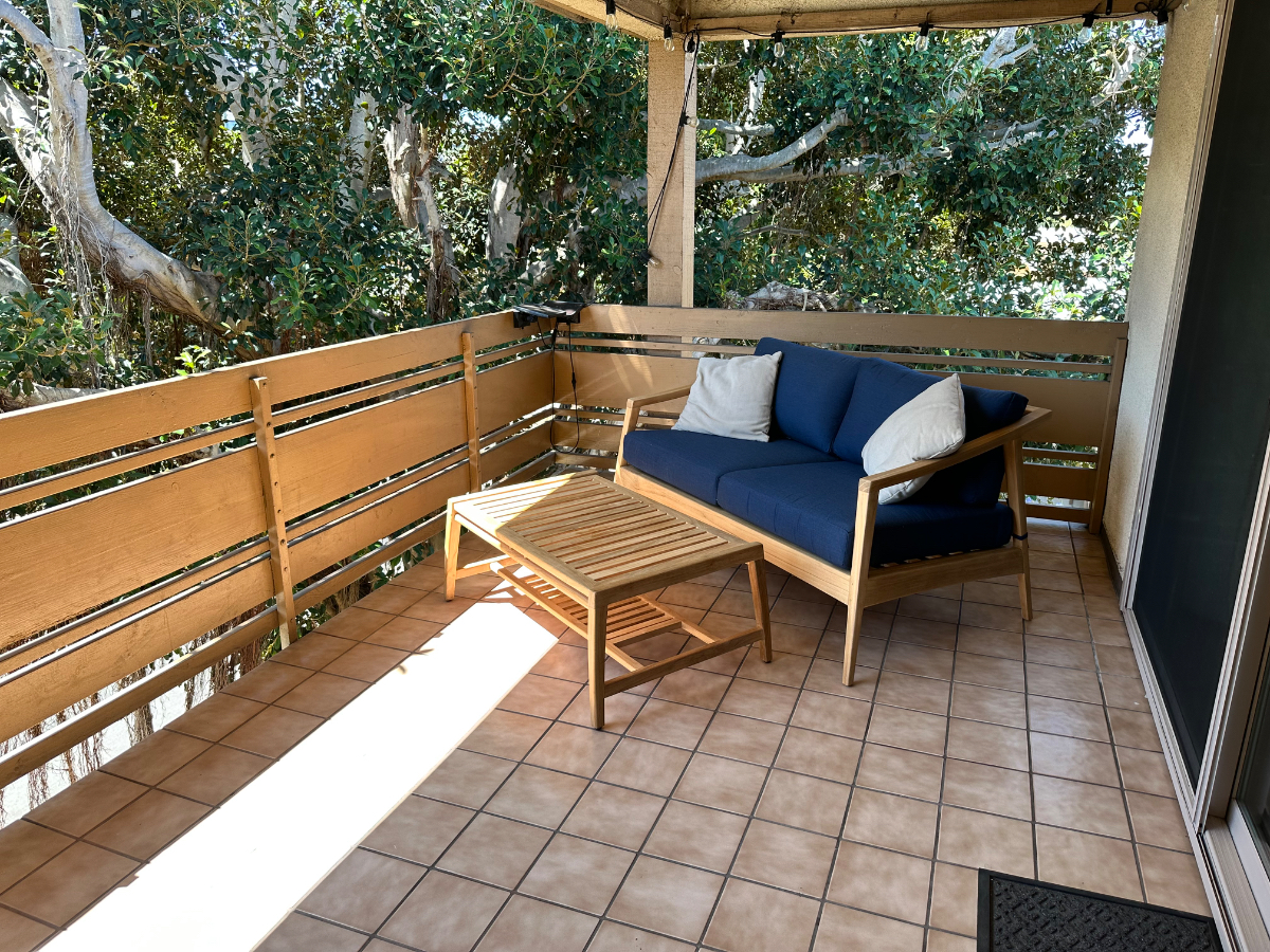 Lovely corner unit with spacious patio - Photo 6