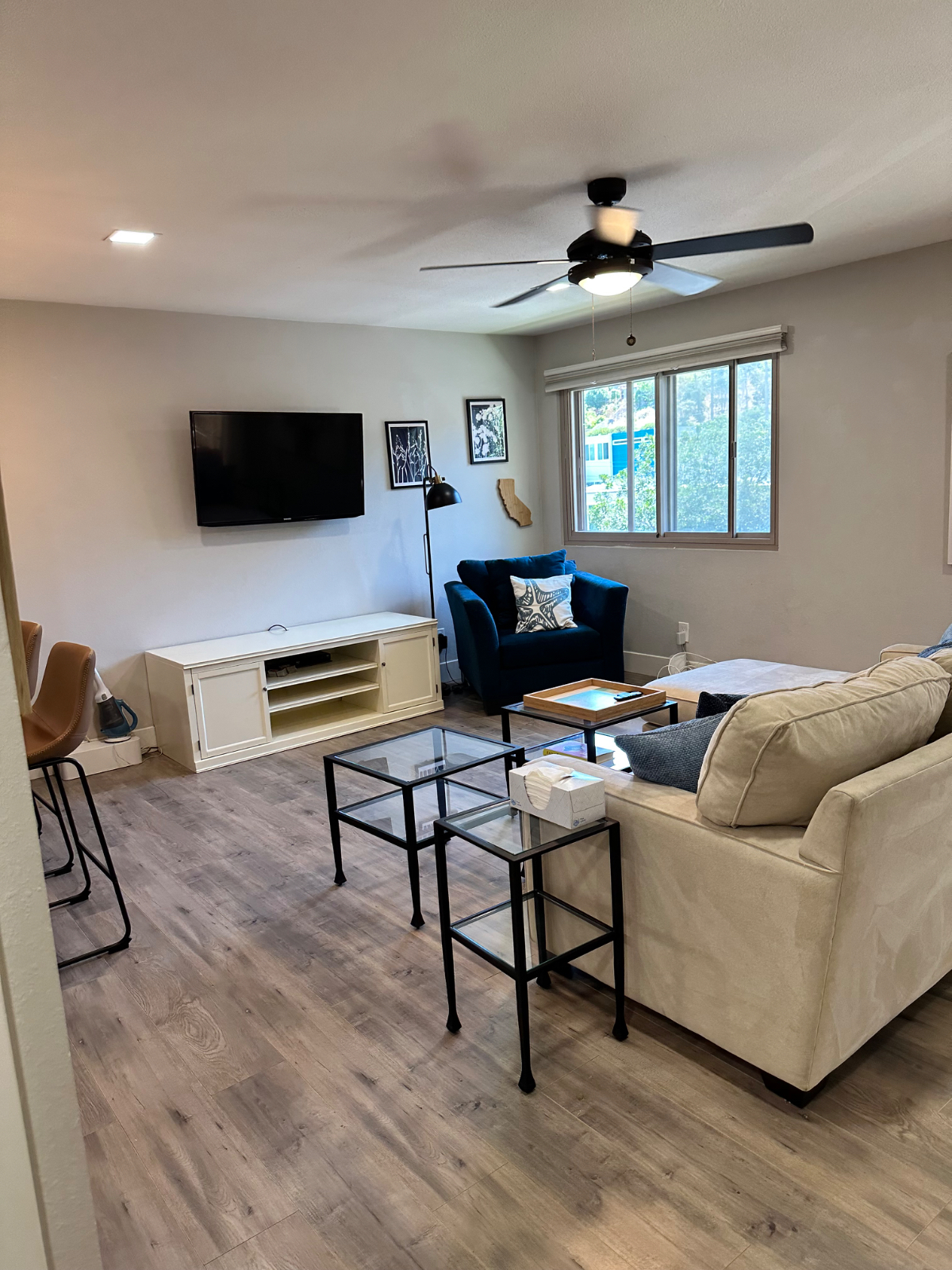 Lovely corner unit with spacious patio - Photo 3