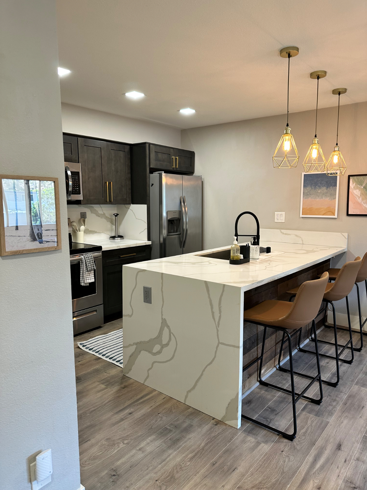 Lovely corner unit with spacious patio - Photo 4