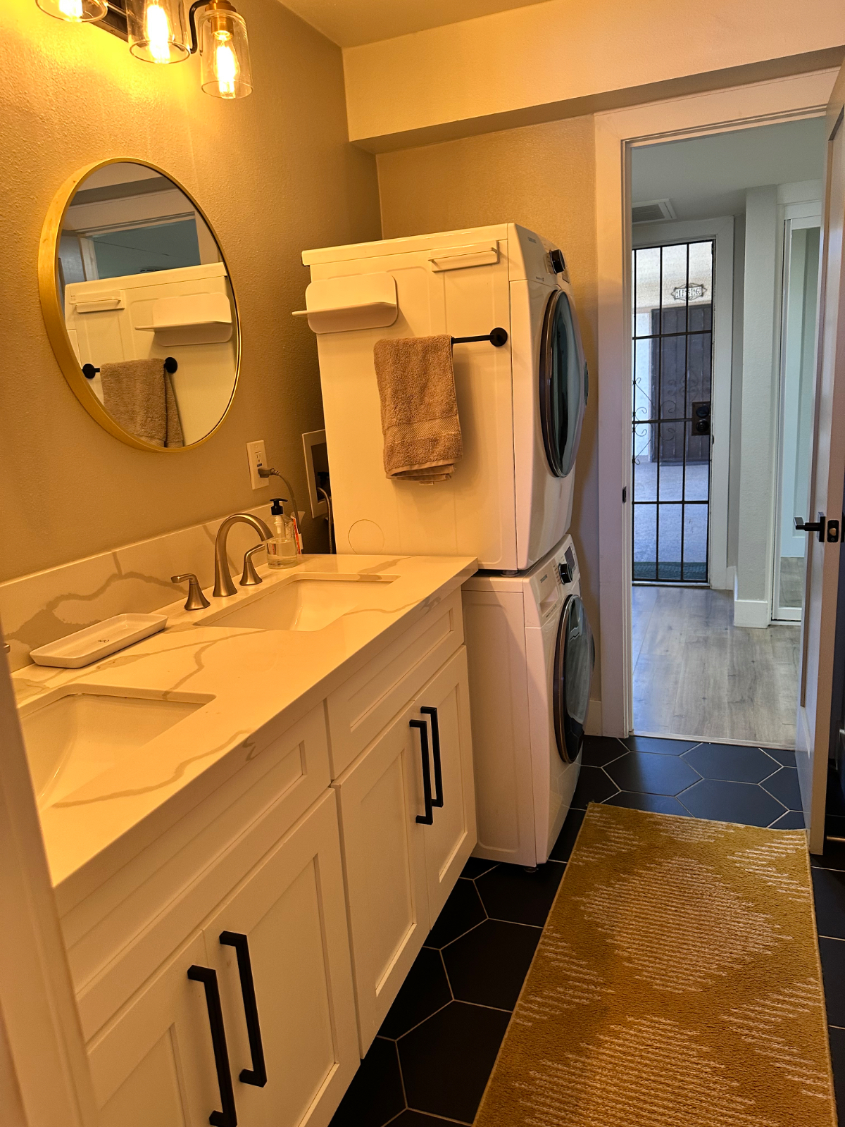 Lovely corner unit with spacious patio - Photo 5