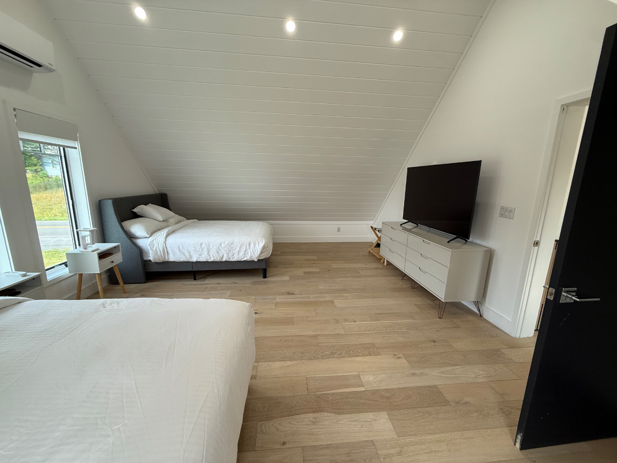 Beautiful furnished room available in newly built, Lakeside home - Photo 1