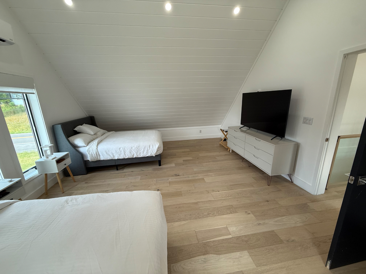 Beautiful furnished room available in newly built, Lakeside home - Photo 3