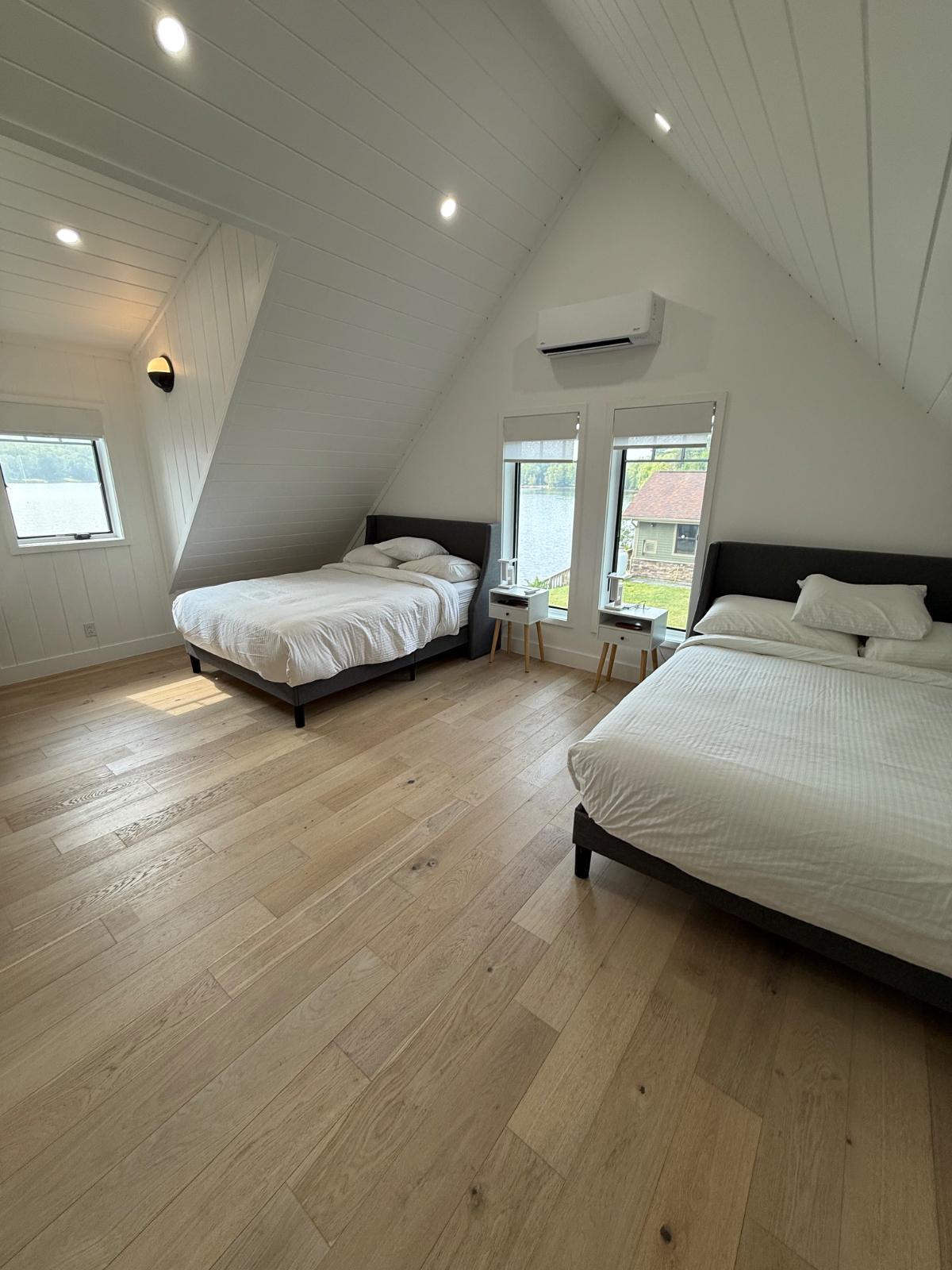 Beautiful furnished room available in newly built, Lakeside home - Photo 2