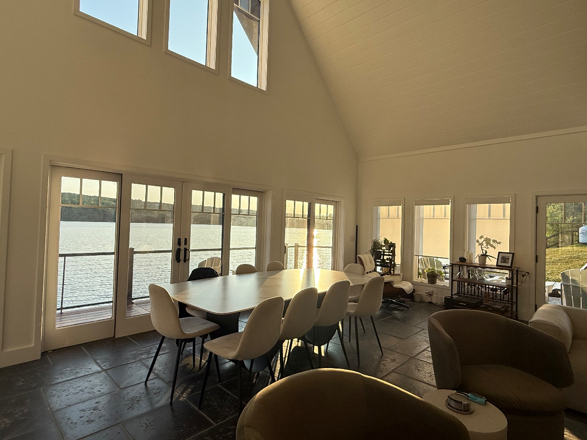 Beautiful furnished room available in newly built, Lakeside home - Photo 5