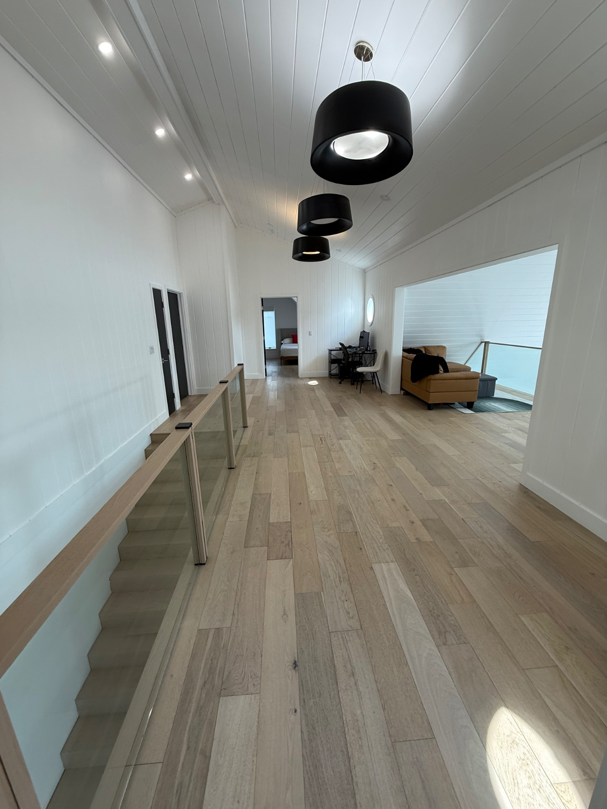 Beautiful furnished room available in newly built, Lakeside home - Photo 6