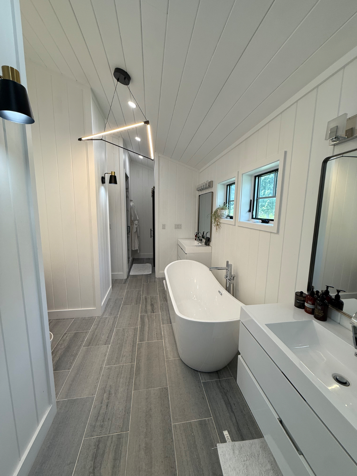 Beautiful furnished room available in newly built, Lakeside home - Photo 7