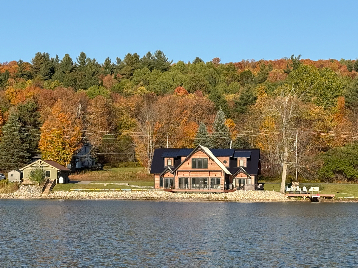 Beautiful furnished room available in newly built, Lakeside home - Photo 8