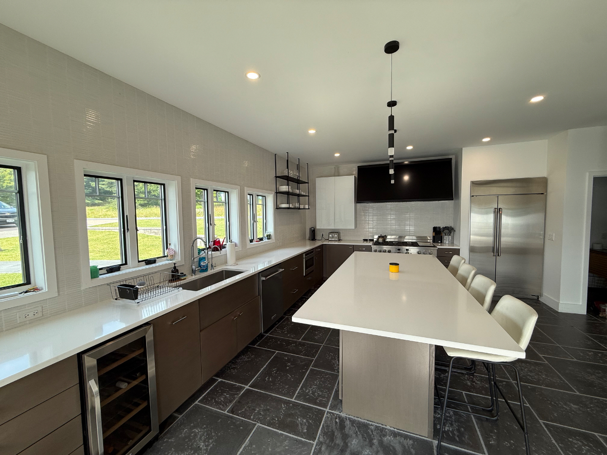Beautiful furnished room available in newly built, Lakeside home - Photo 12