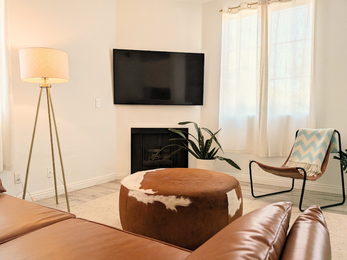 Bright Serene Furnished Corner Suite | High Ceilings | Near UCLA - Photo 2