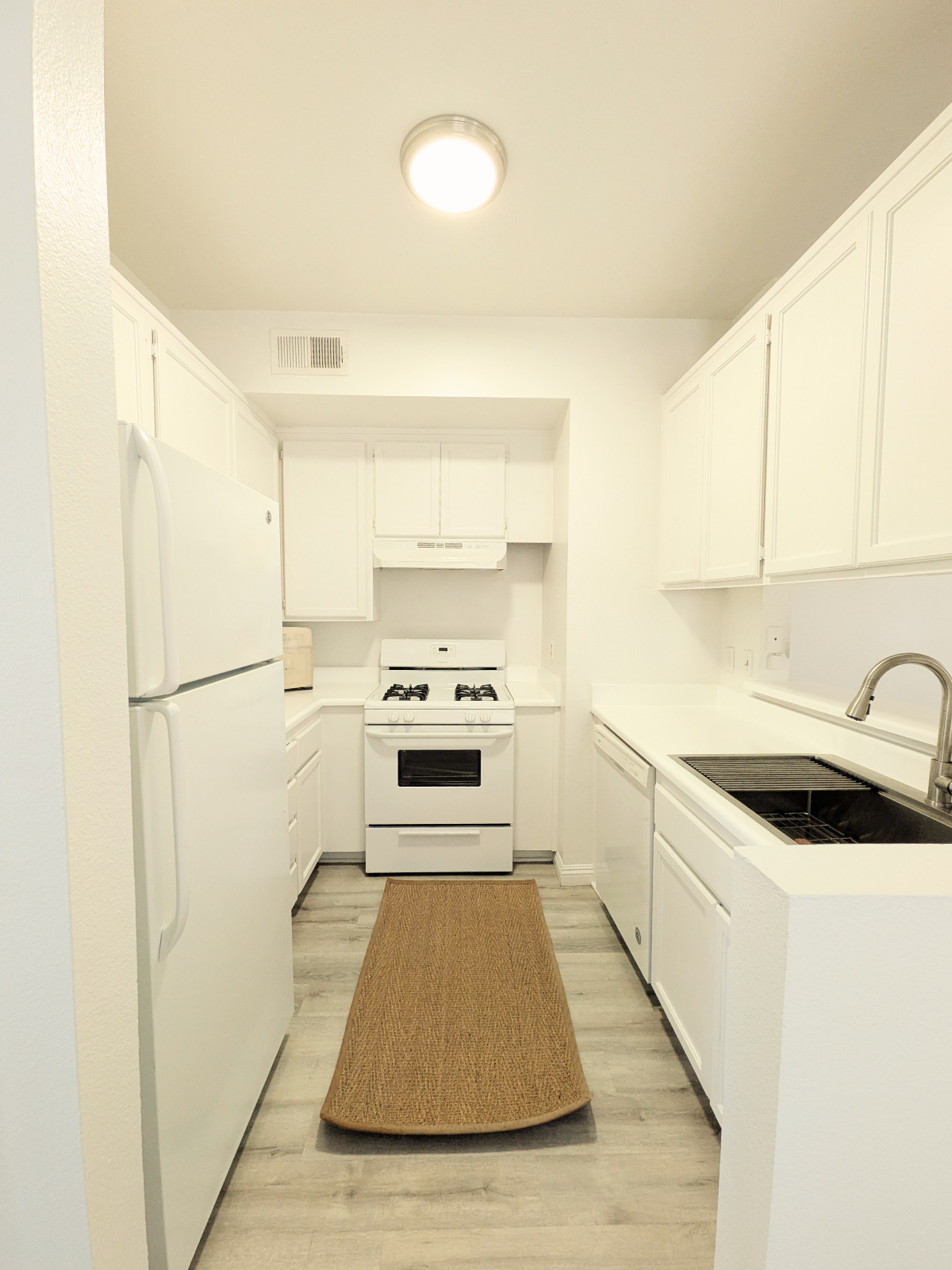 Bright Serene Furnished Corner Suite | High Ceilings | Near UCLA - Photo 6