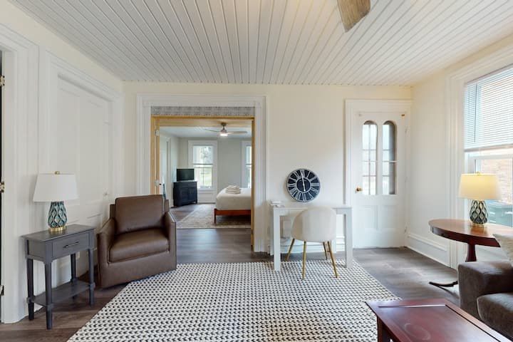 Refurbished First Floor Home Near CMAC, Canandaigua Lake, And Major Medical Centers - Photo 4
