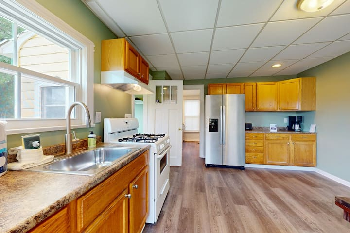 Refurbished First Floor Home Near CMAC, Canandaigua Lake, And Major Medical Centers - Photo 10