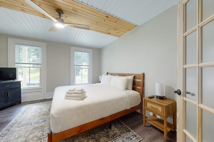 Refurbished First Floor Home Near CMAC, Canandaigua Lake, And Major Medical Centers - Photo 11