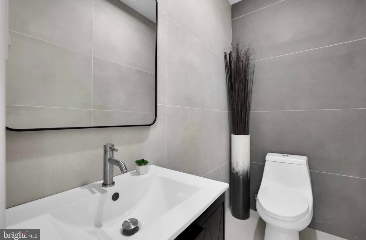 Coxy, Luxuriously Furnished Multi-Level Home with Outdoor Living, Smart Home Features & Driveway - Photo 10