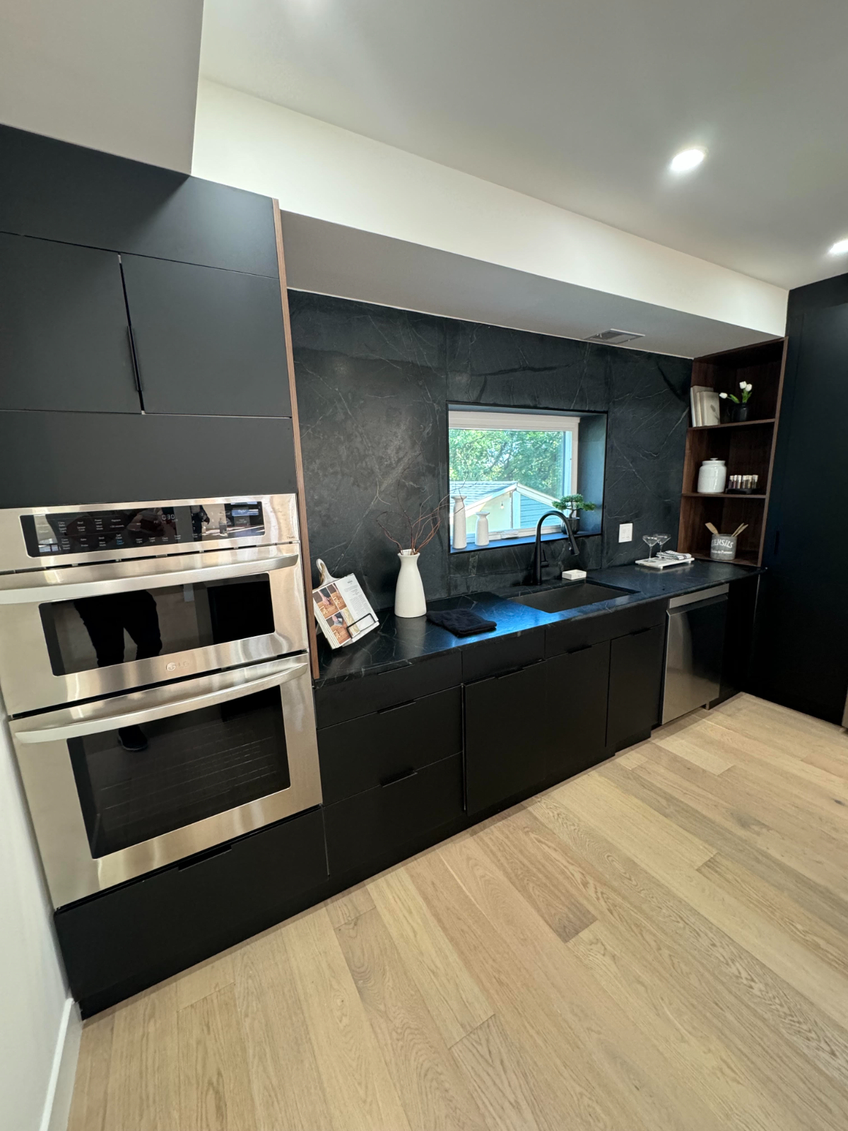 Coxy, Luxuriously Furnished Multi-Level Home with Outdoor Living, Smart Home Features & Driveway - Photo 8