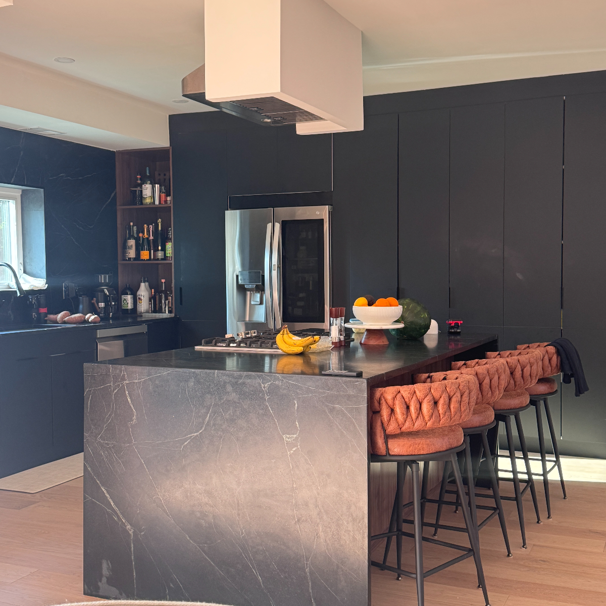 Coxy, Luxuriously Furnished Multi-Level Home with Outdoor Living, Smart Home Features & Driveway - Photo 9