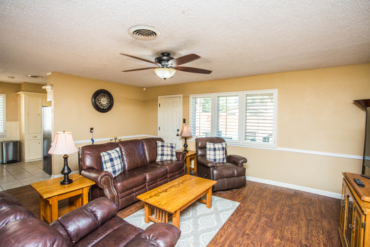 Furnished Central Lubbock--4 Bedroom, 2 Bath, 2 Car Garage Home - Photo 4