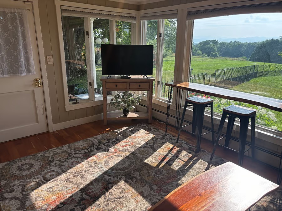 Private two bedroom apartment 1.5 miles UVM/Hospital, Spectacular views/location. - Photo 8