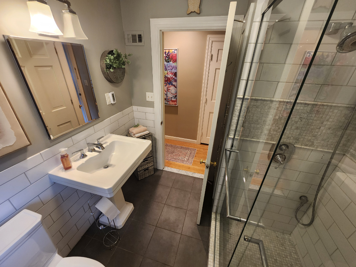 Private two bedroom apartment 1.5 miles UVM/Hospital, Spectacular views/location. - Photo 9