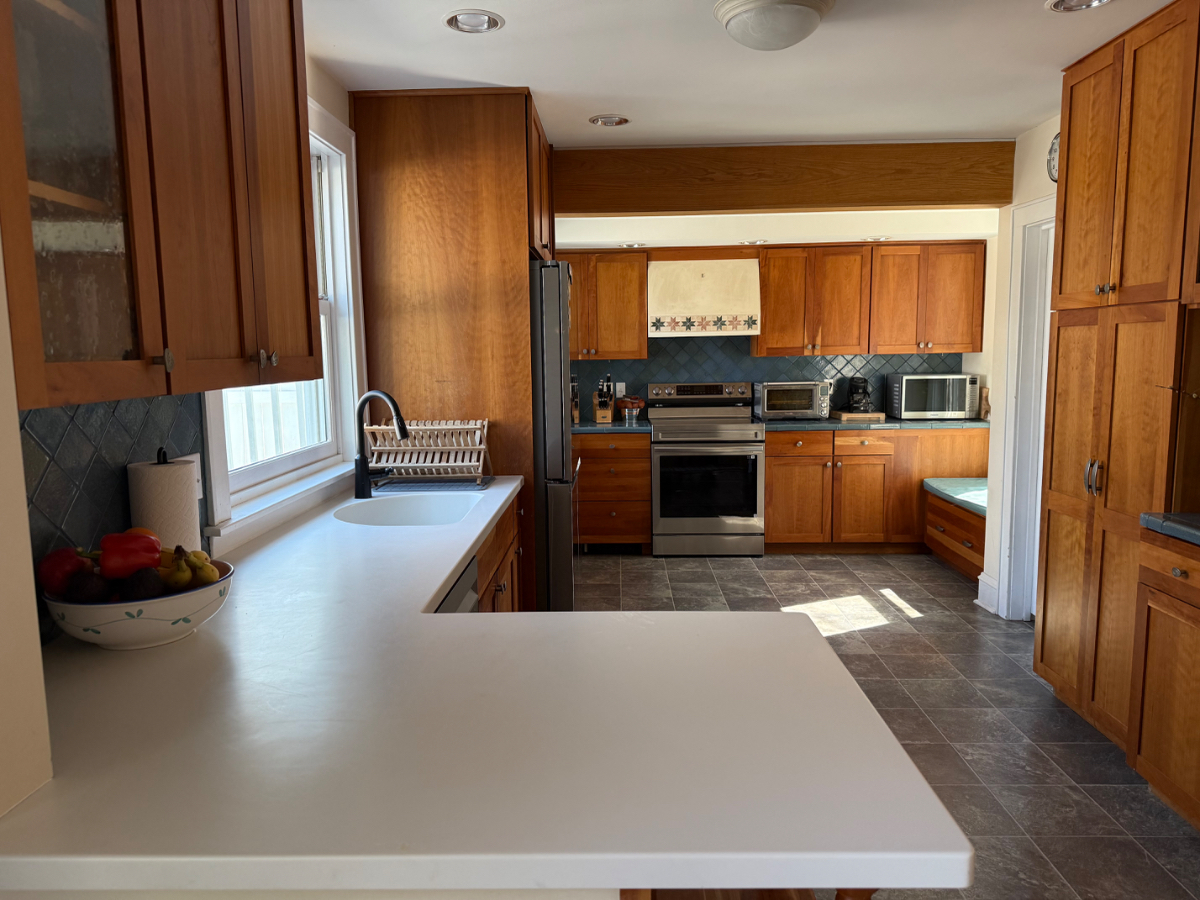 Superior location less than 1 mile to hospital and charming home - Photo 2