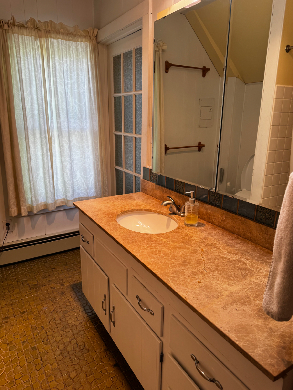 Superior location less than 1 mile to hospital and charming home - Photo 10