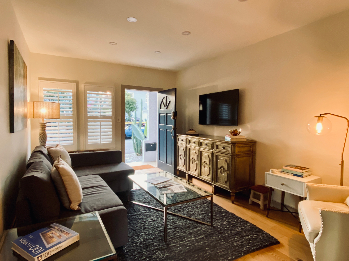 West Hollywood oasis with private patio - Photo 4