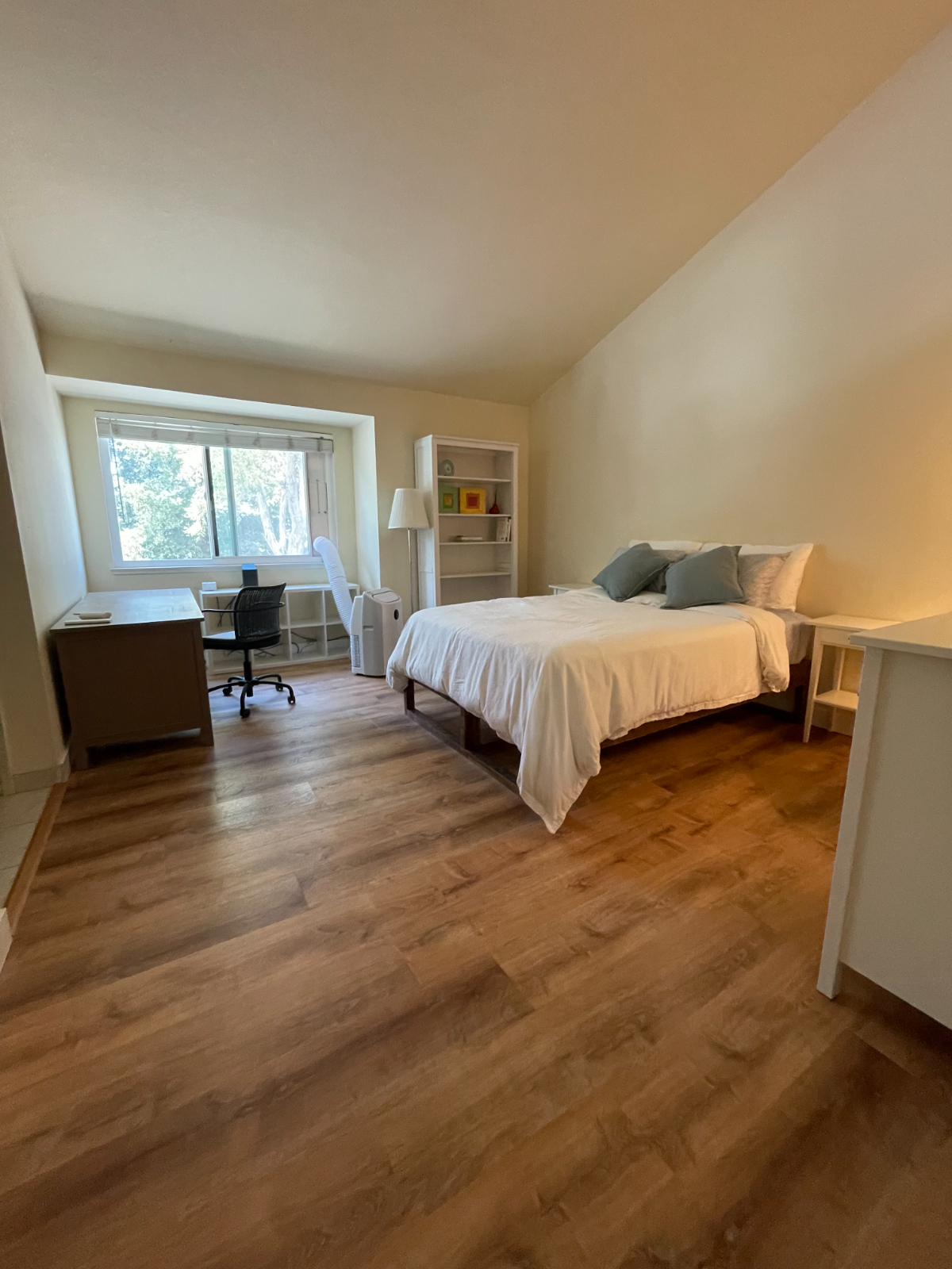Huge 270 sq ft Master Suite - Private En-Suite Bath, Fully Furnished & All-Inclusive, FEMALE PREFERRED - Photo 2