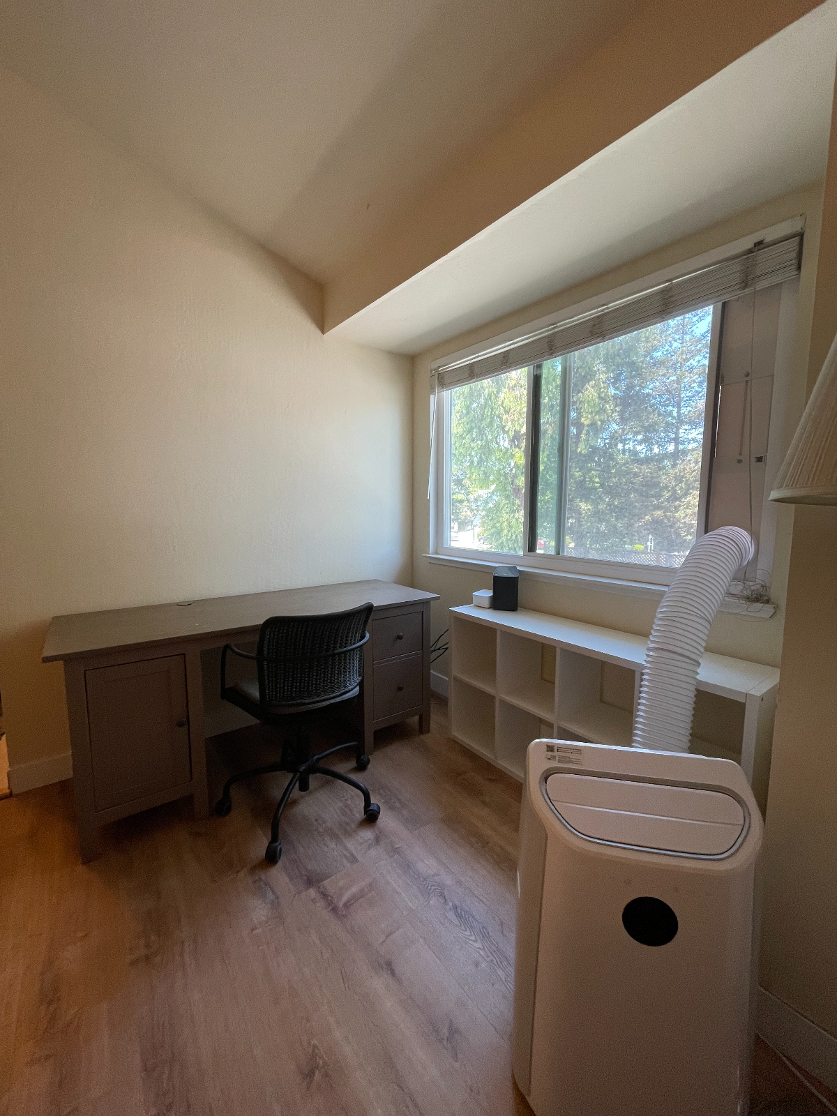 Huge 270 sq ft Master Suite - Private En-Suite Bath, Fully Furnished & All-Inclusive, FEMALE PREFERRED - Photo 5