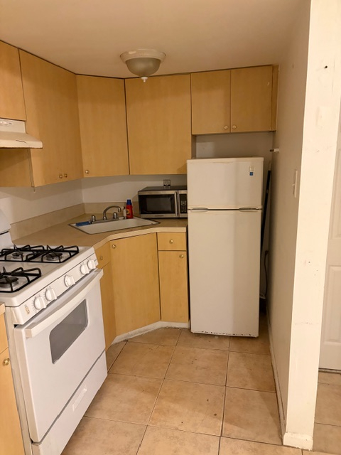 Cozy Studio apartment with private entrance close to ALL mid-island. - Photo 2