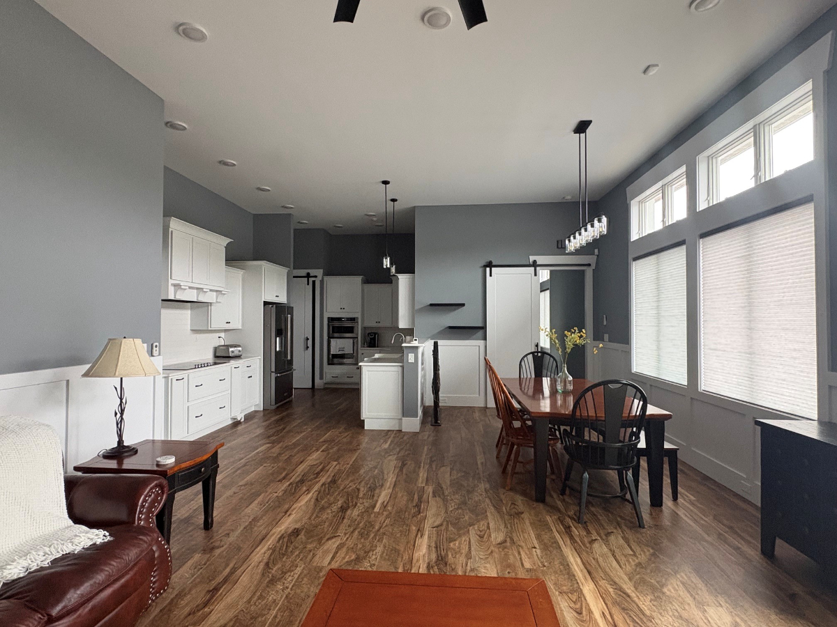 Beautiful Luxurious Modern Spacious Ground Level Apartment 2 Car Attached Garage - Photo 2