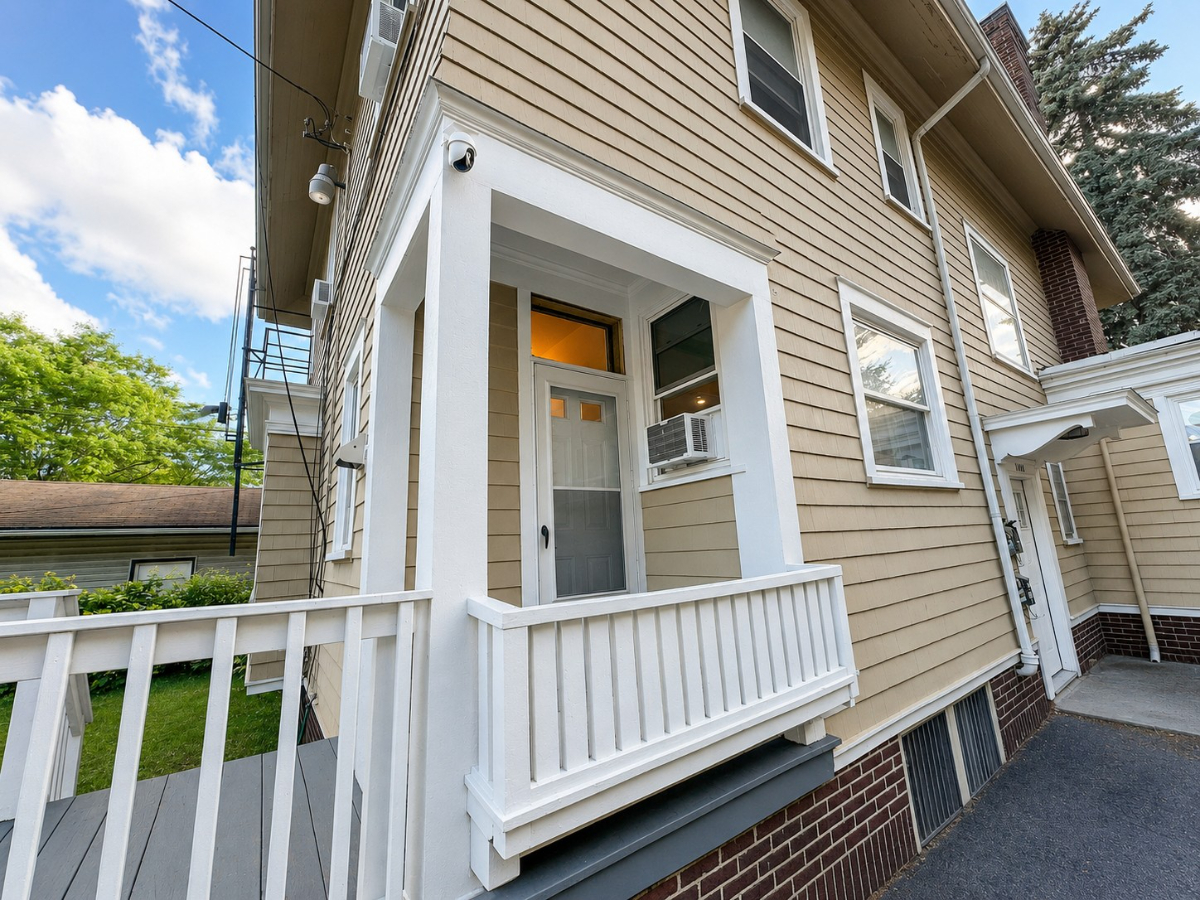 Newly Renovated, Fully Furnished 1 BR Apartment - Wi-Fi, Off Street Parking, Heat & Water Included - Photo 2