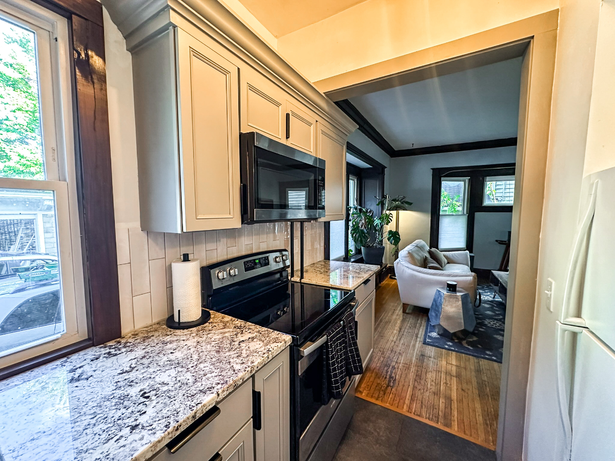 Newly Renovated, Fully Furnished 1 BR Apartment - Wi-Fi, Off Street Parking, Heat & Water Included - Photo 7