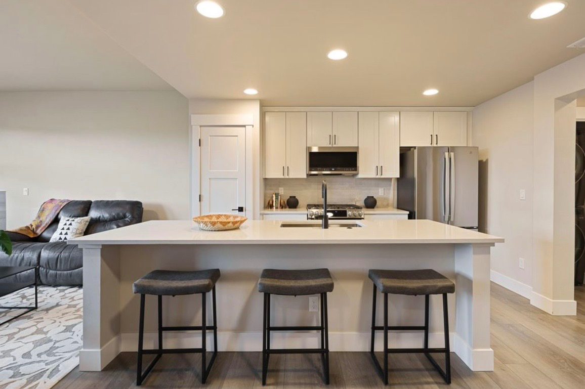 Fully Furnished Empire Ave. Townhouse - Photo 4
