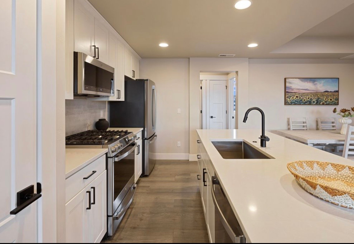 Fully Furnished Empire Ave. Townhouse - Photo 5