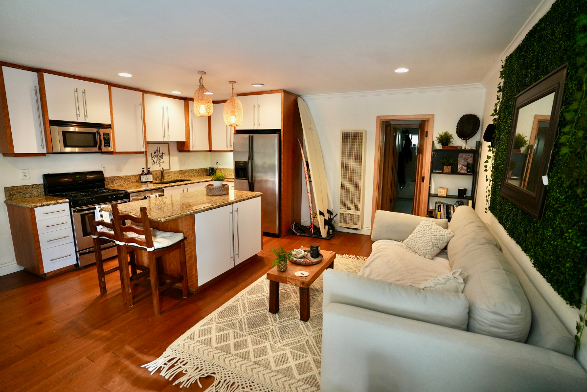 Elegant 1-Bedroom Condo 3 Blocks from the Beach! - Photo 2