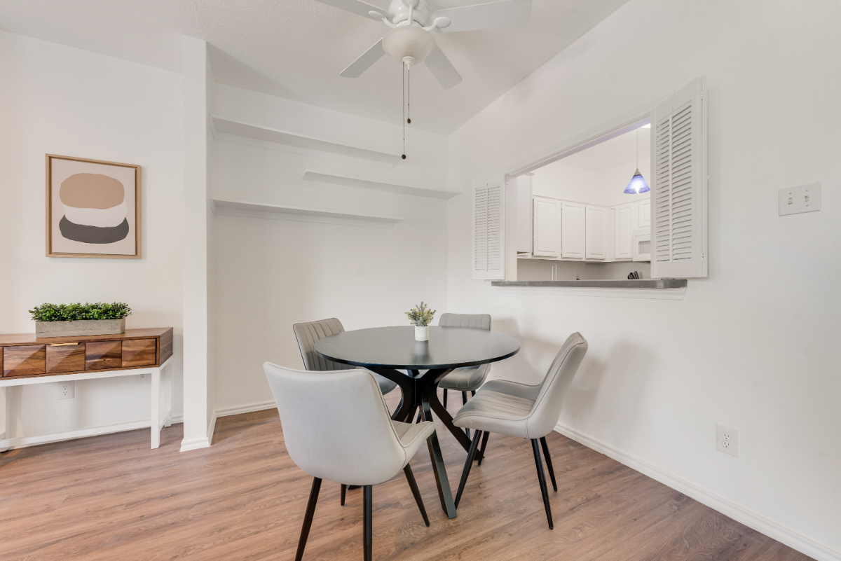 2Bed/2Bath - King Bed, Workspace, Walking Distance to Dog Park - Photo 5