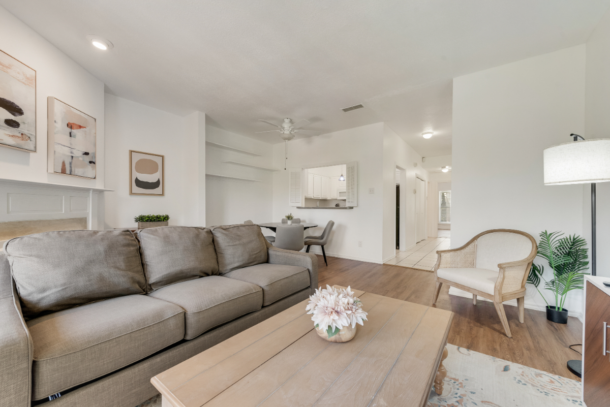 2Bed/2Bath - King Bed, Workspace, Walking Distance to Dog Park - Photo 3