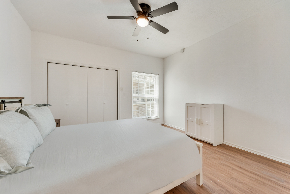 2Bed/2Bath - King Bed, Workspace, Walking Distance to Dog Park - Photo 6