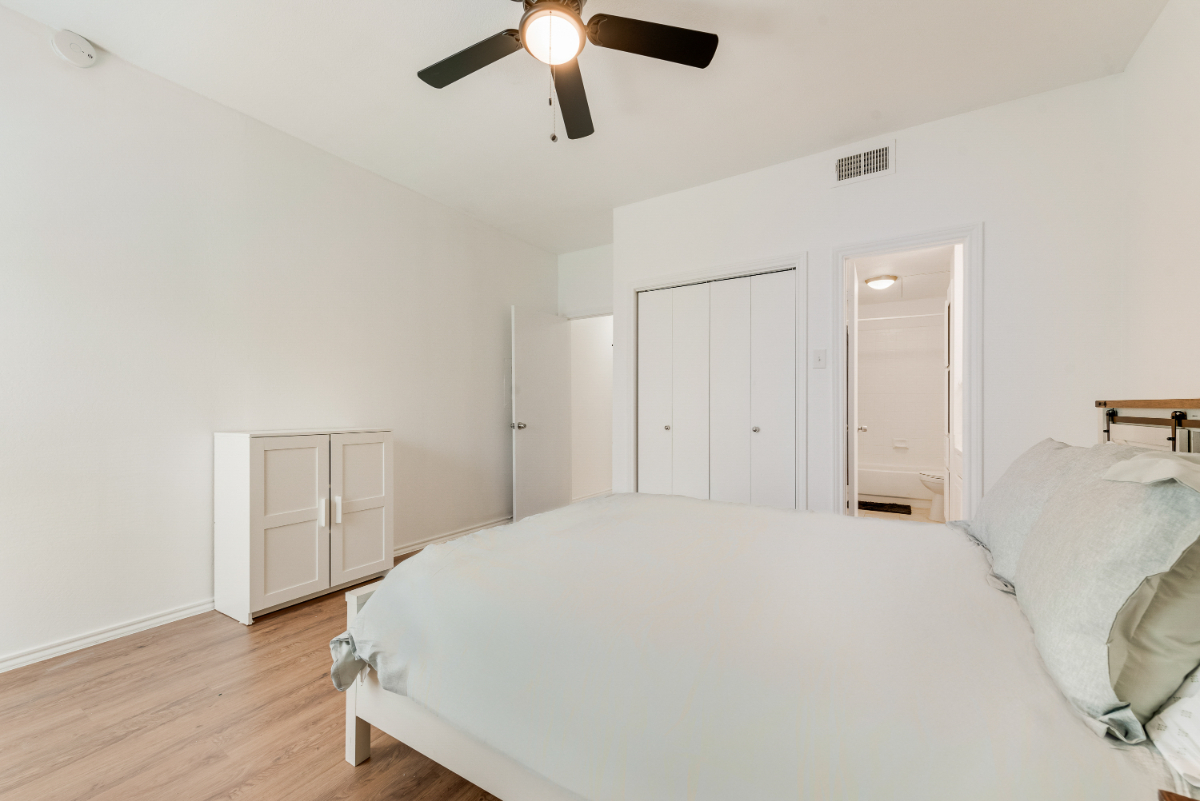 2Bed/2Bath - King Bed, Workspace, Walking Distance to Dog Park - Photo 7