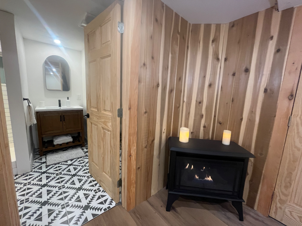 Private Suite with Covered Hot Tub & Peaceful Wooded Setting - Photo 5
