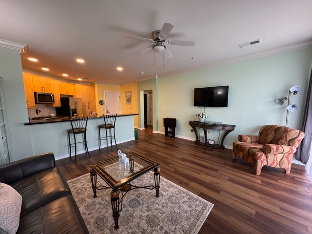 Spacious HIllcrest 1 Bedroom / 1 Bath Condo with private balcony, in Unit laundry in the Heart of dynamic Hillcrest Neighborhood! - Photo 3