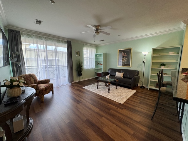 Spacious HIllcrest 1 Bedroom / 1 Bath Condo with private balcony, in Unit laundry in the Heart of dynamic Hillcrest Neighborhood! - Photo 2